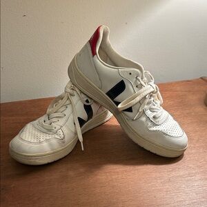 Womems veja White Sneakers